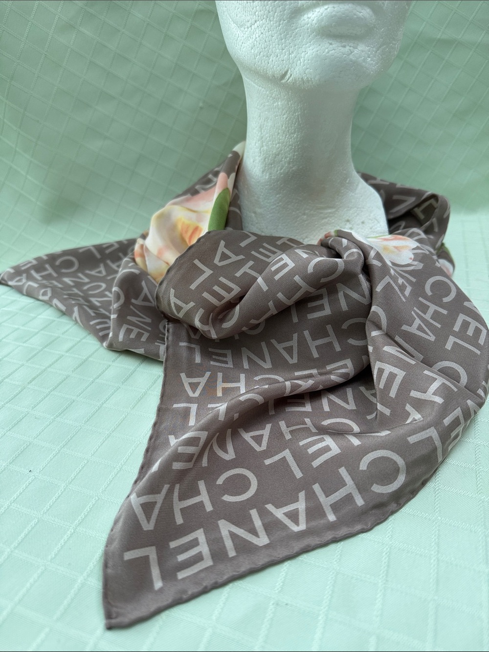 New vintage Chanel multicolored floral design large silk scarf - Picture 15 of 15